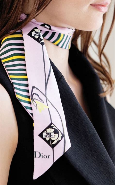 How to wear a Dior scarf in trendy ways 